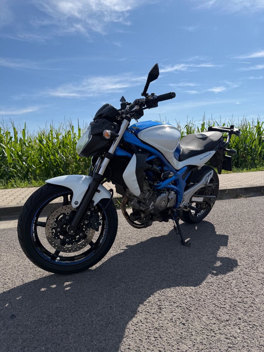 Motorka Suzuki Gladius 650 - 3