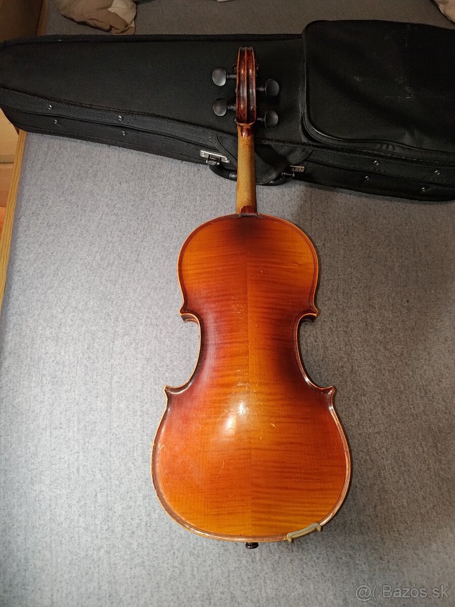 Husle 4/4 - 3