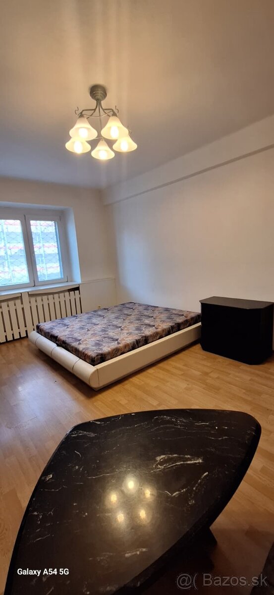 PREDAJ - 1-izbový byt BA II.- Nivy - 3