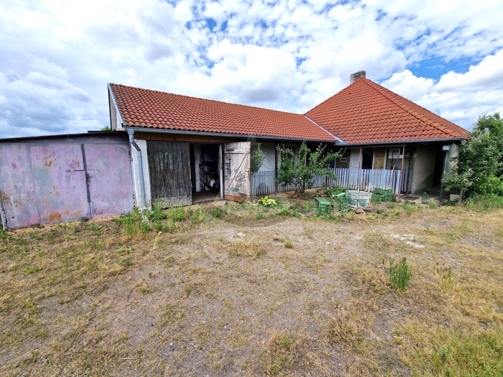 Starší rodinný dom s veľkým pozemkom v kľudnej časti obce - 3