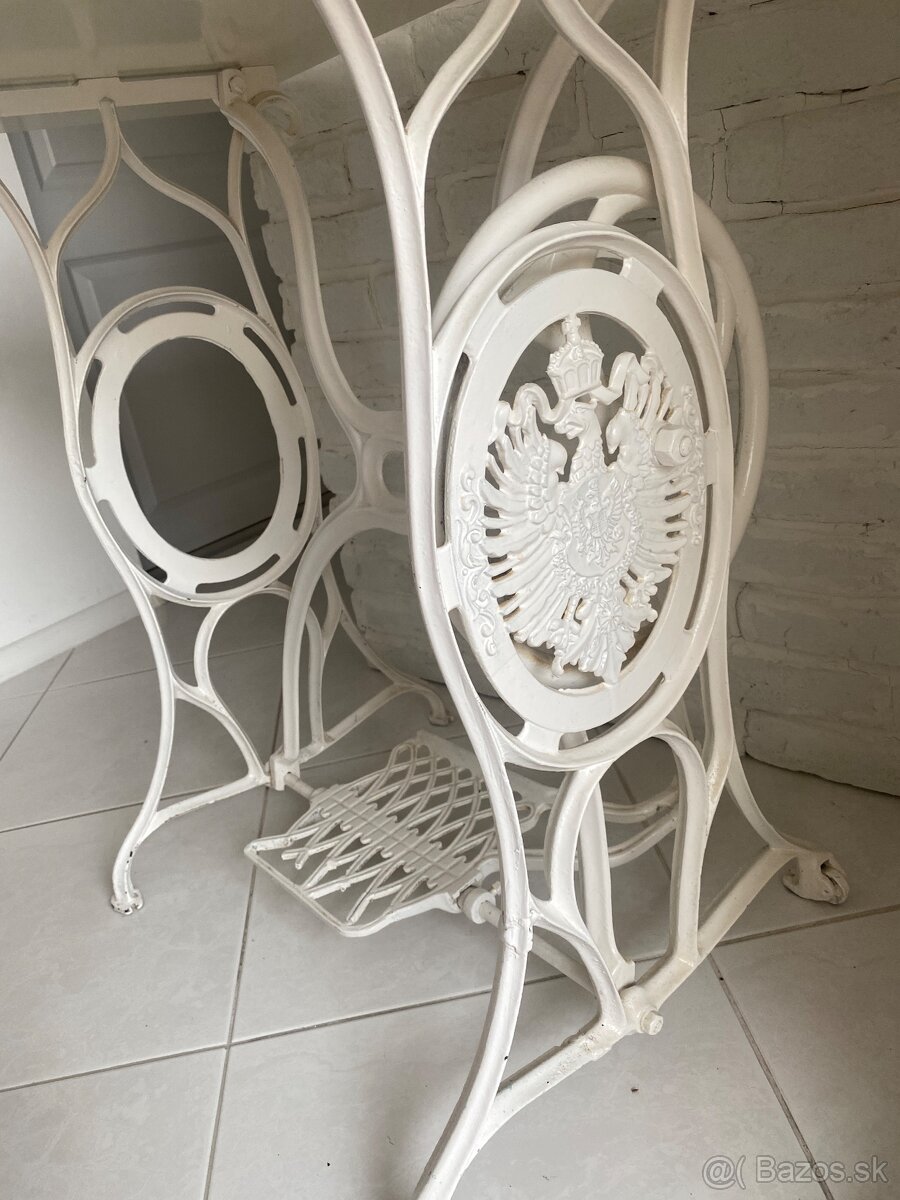 Biely stolík Singer - 3