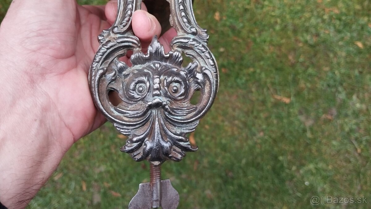 Velmi starý (cca 110-115let) krásný zdobený mlyncek na strou - 3