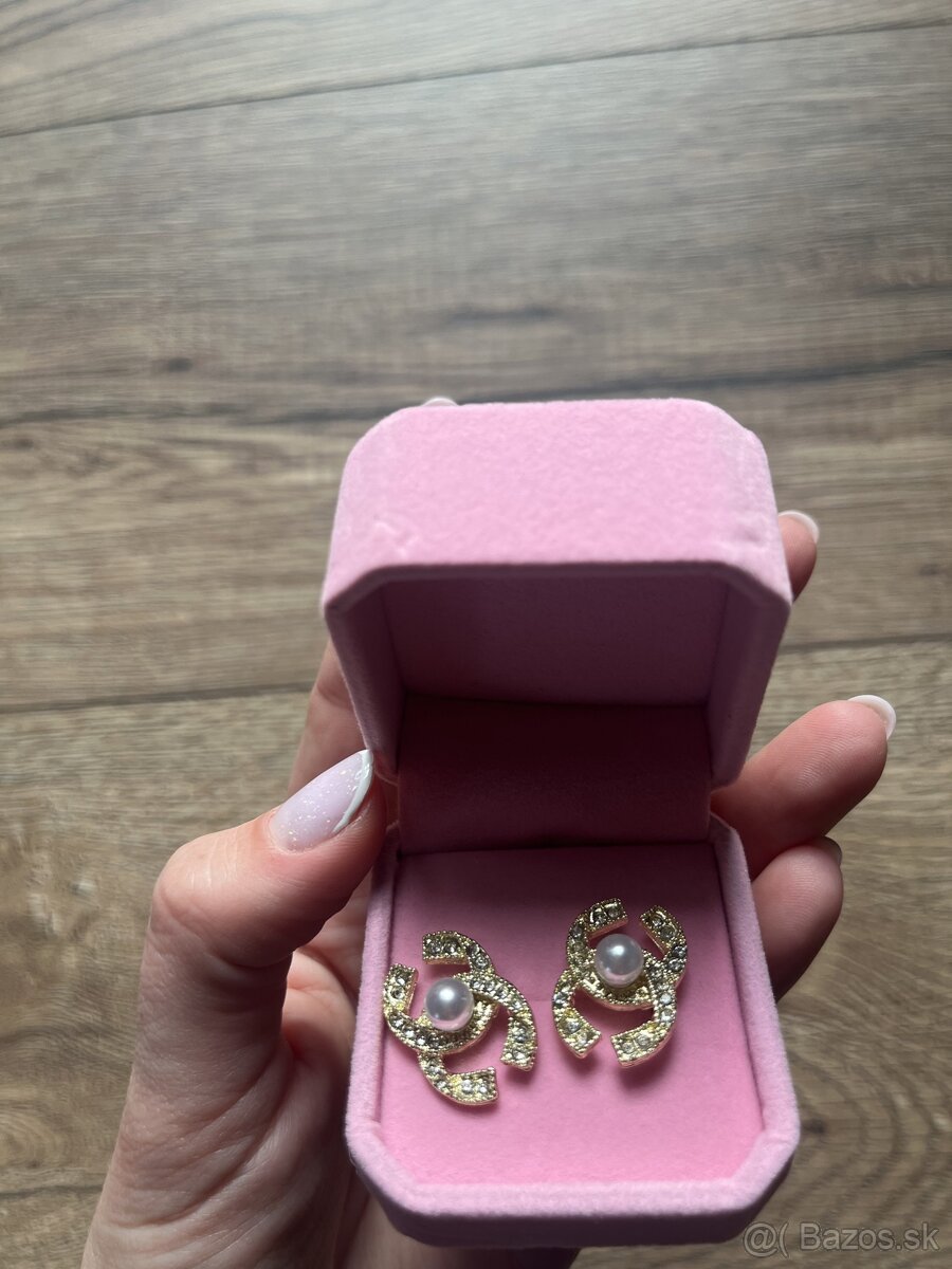 Uplne nove nausnicky Chanel v zlatej farbe v krabicke - 3