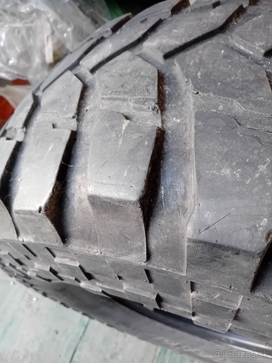 Predám pneu Maxxis trepador 35x12.5R15