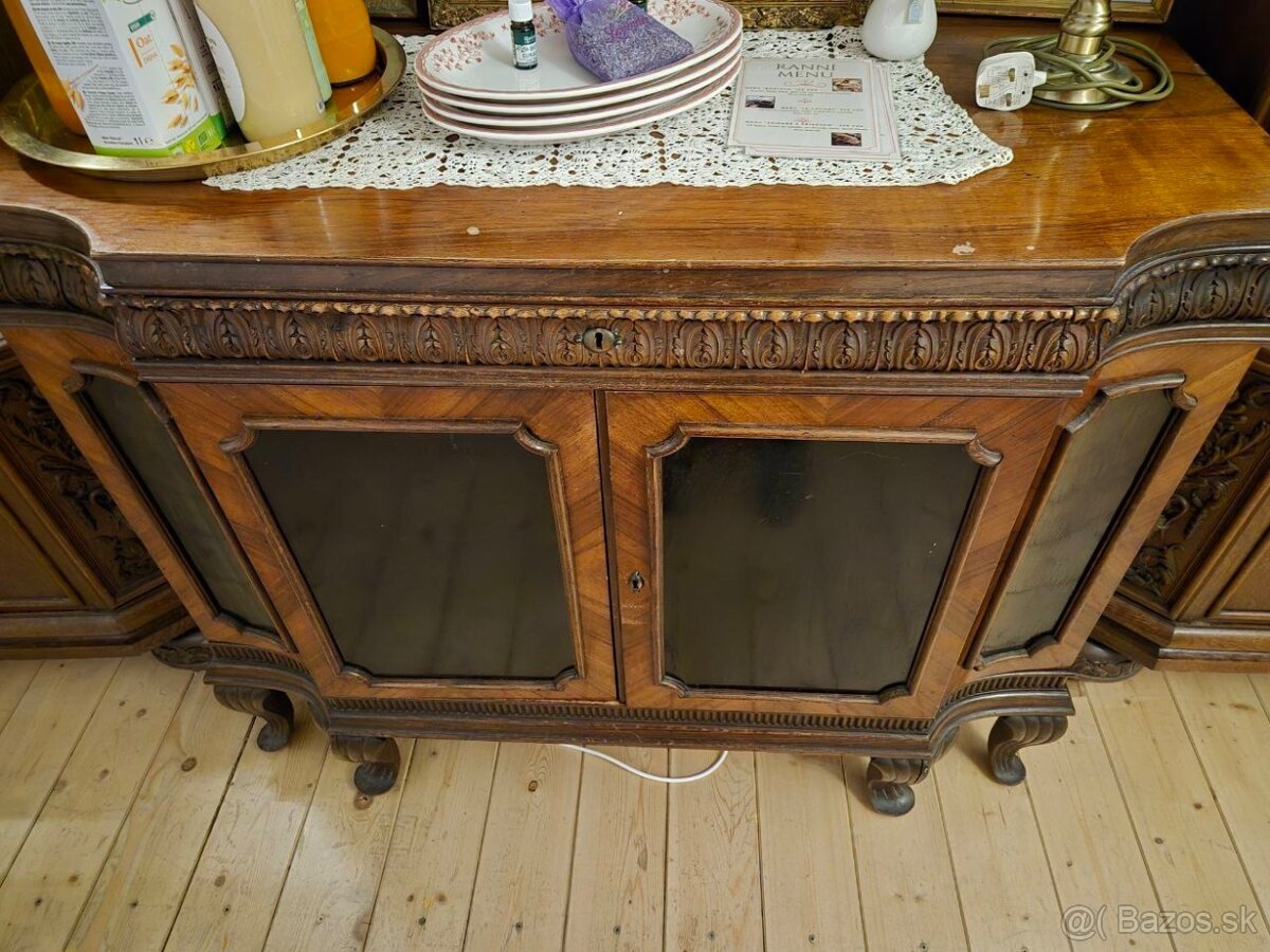 Set historického nábytku – 2 vitríny + 1 príborník - 3