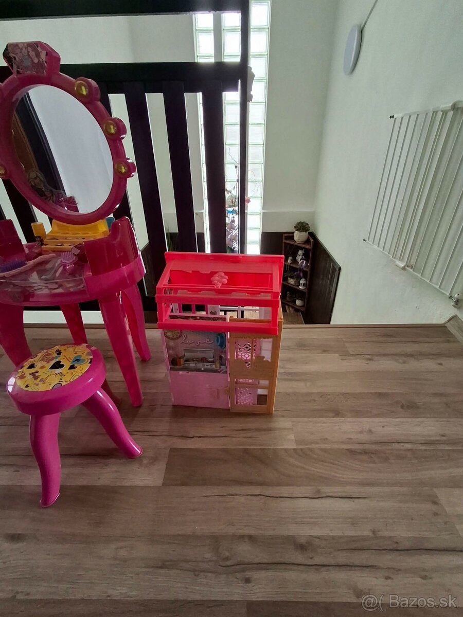 Barbie kozmetický stolík plus domček - 3