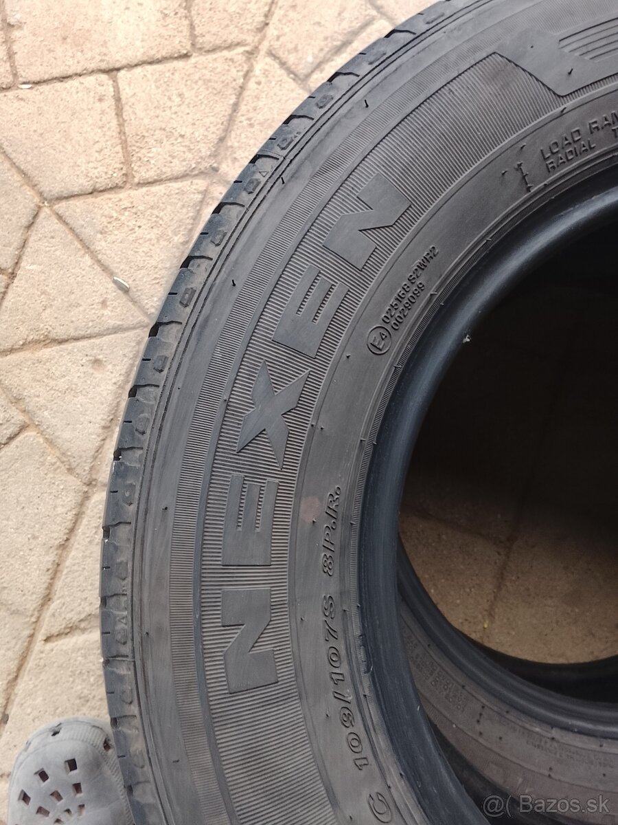 Predám letné pneu 215/70r15c - 3