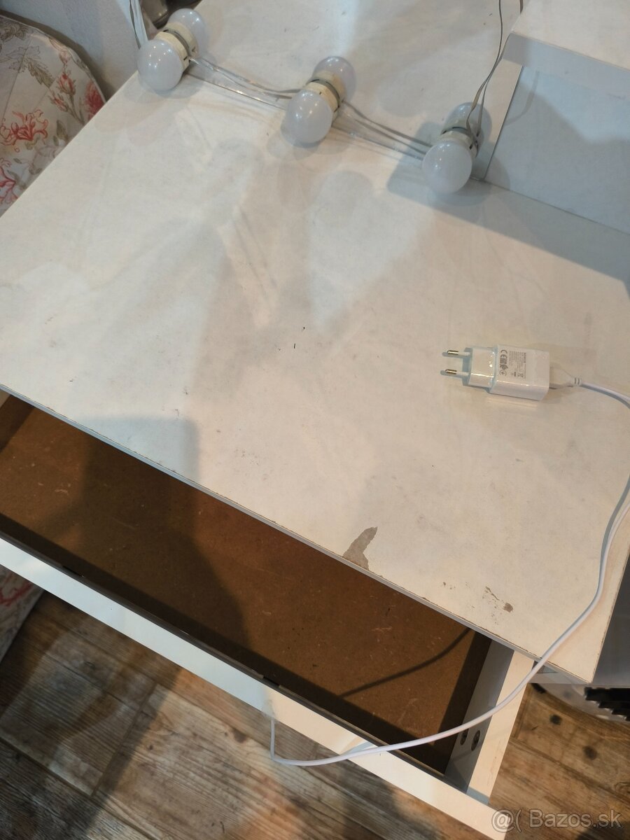 Kozmetický svietiaci stolík - 3