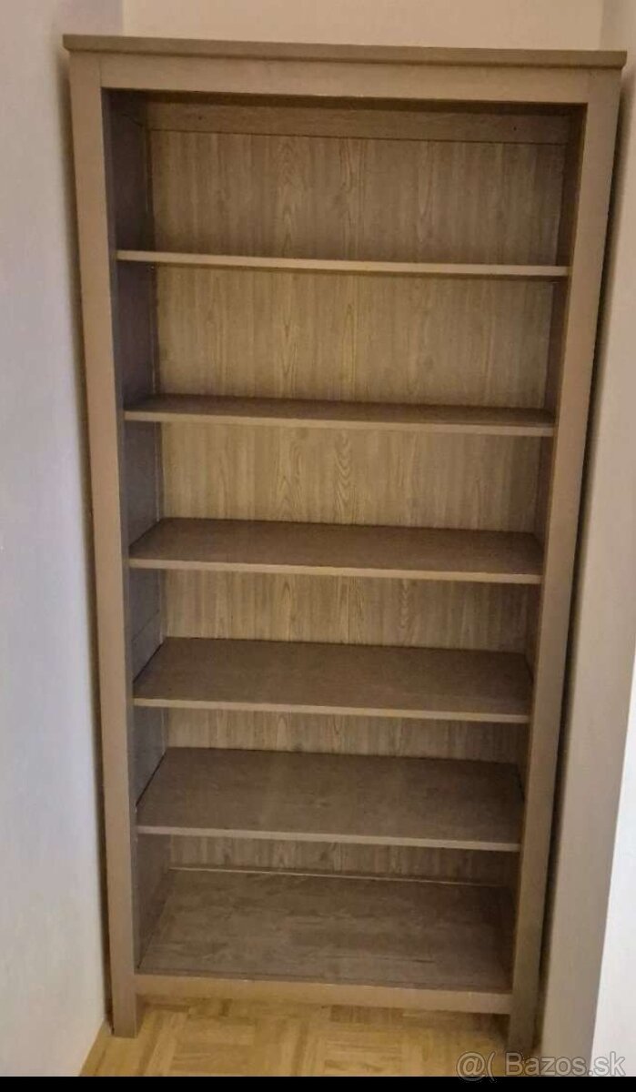 Hemnes hnedá vitrína a regál - 3