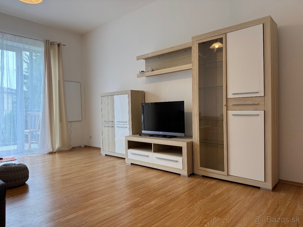 Ihneď voľný väčší byt s balkonom - v CENTRE - 3