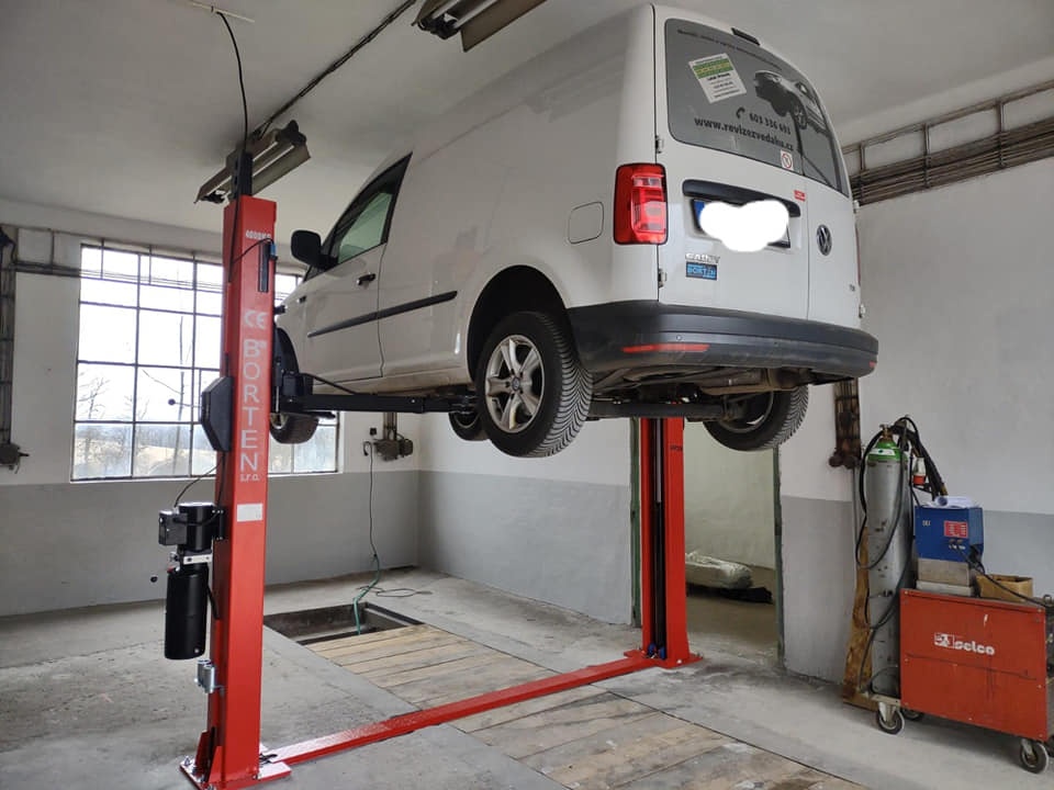 Dvojstlpový zdvihák BOR 4,2Ton a 5TON ramena 3dielne automat - 3