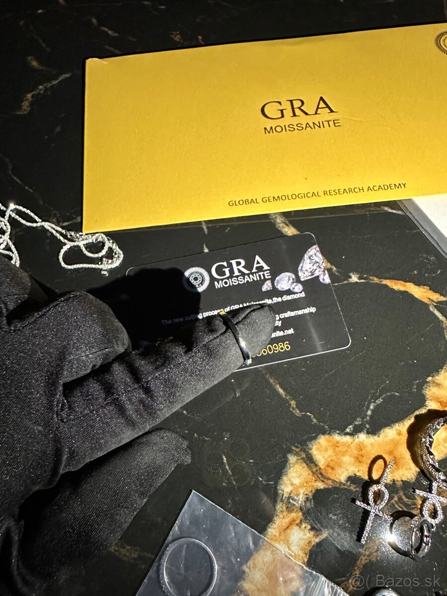 Strieborný prsten osadený VVS1 moissanitmi - 3