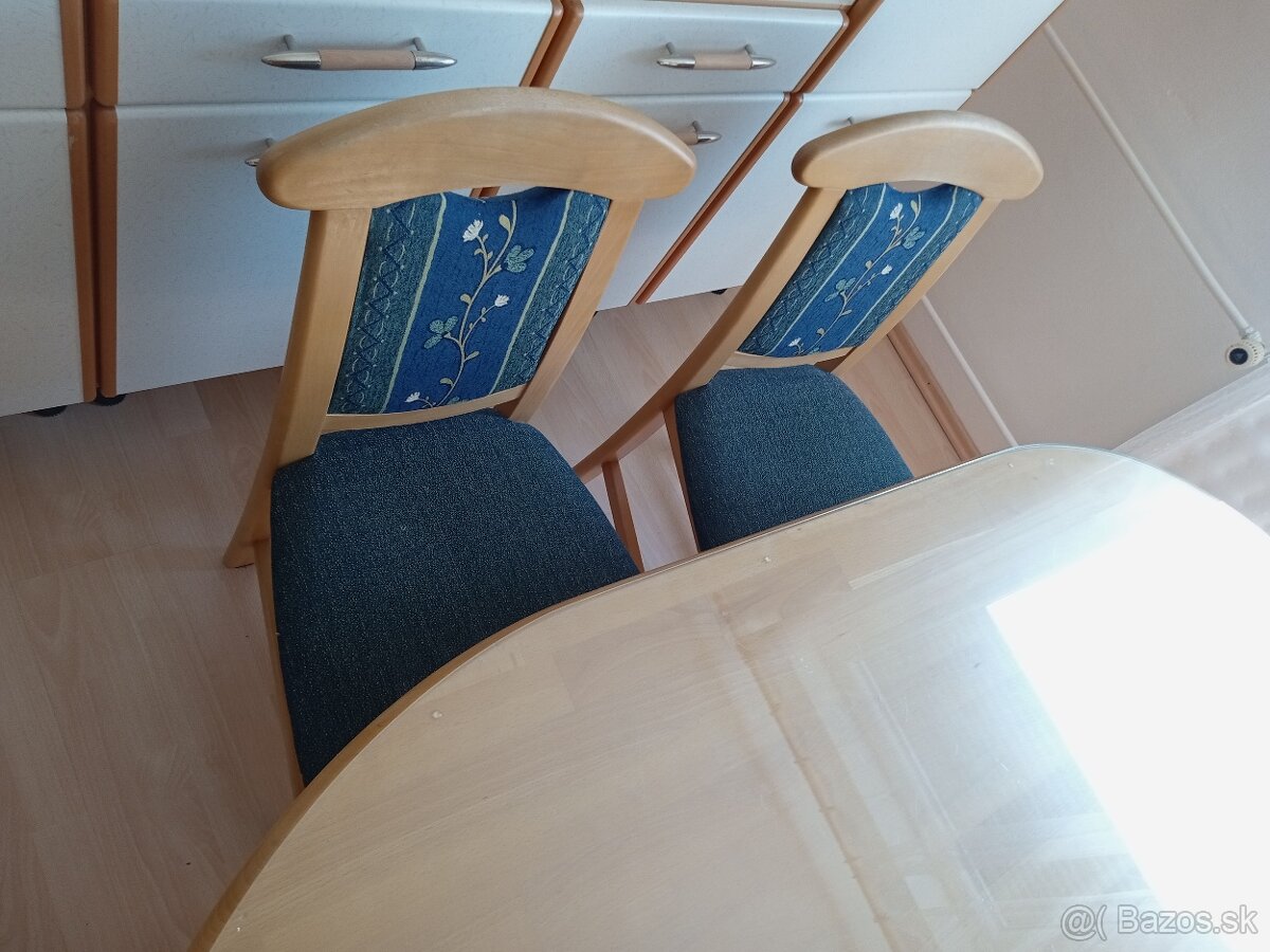 Masívny stôl a 3 stoličky - 3