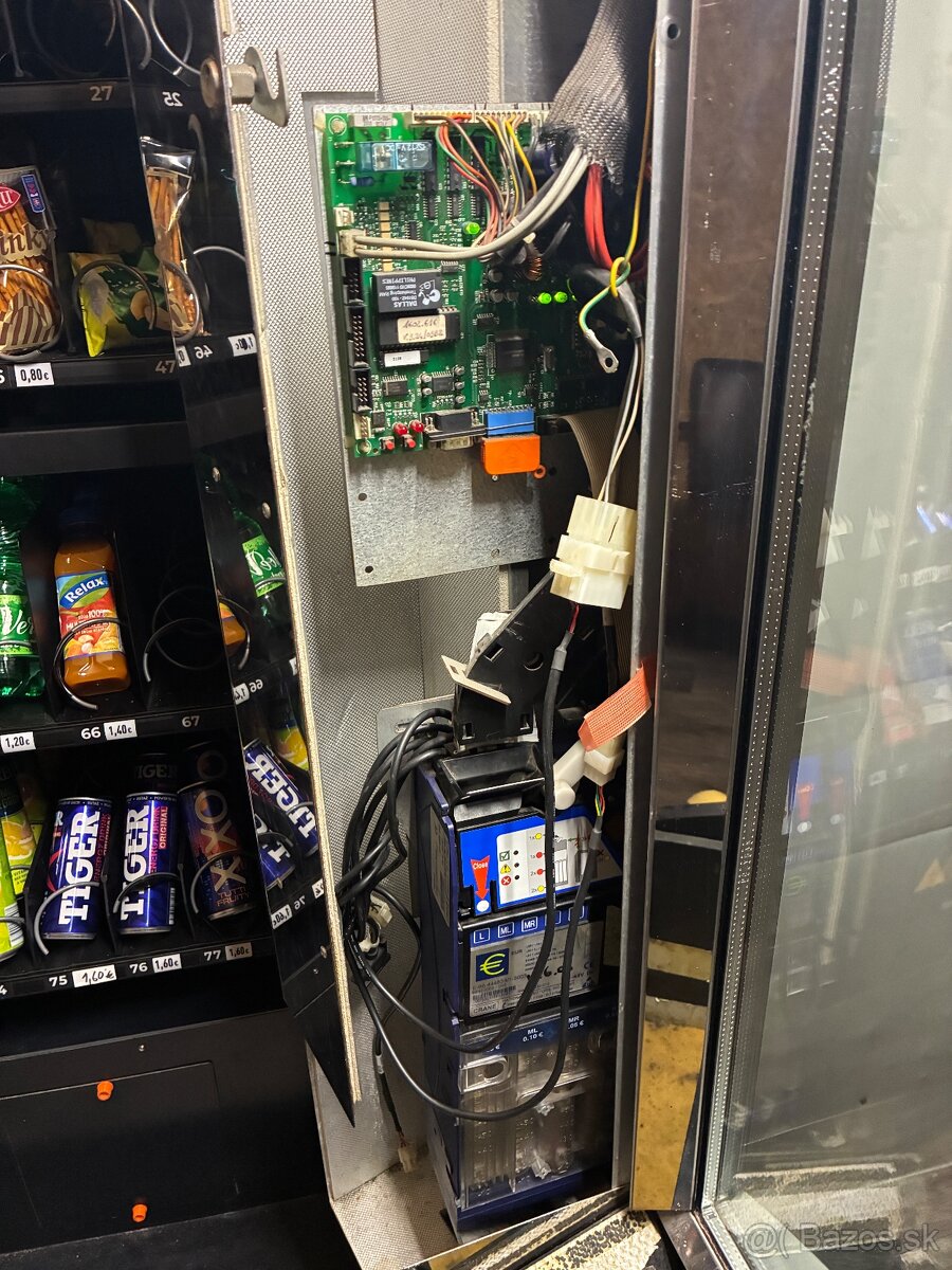 Predám predajný tovarový automat Saeco - 3