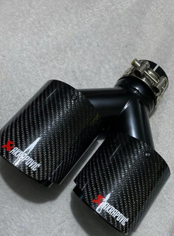 Nerezová koncovka výfku carbon dizajn s logom akrapovič