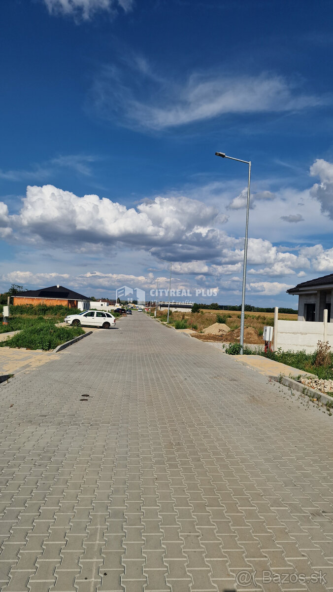 Ponúkam na predaj 4 izbovú NOVOSTAVBU s garážou Dvory nad Ž - 3