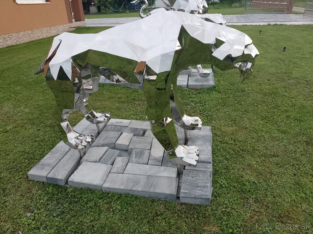 Socha z nehrdzavejúcej ocele. - 3