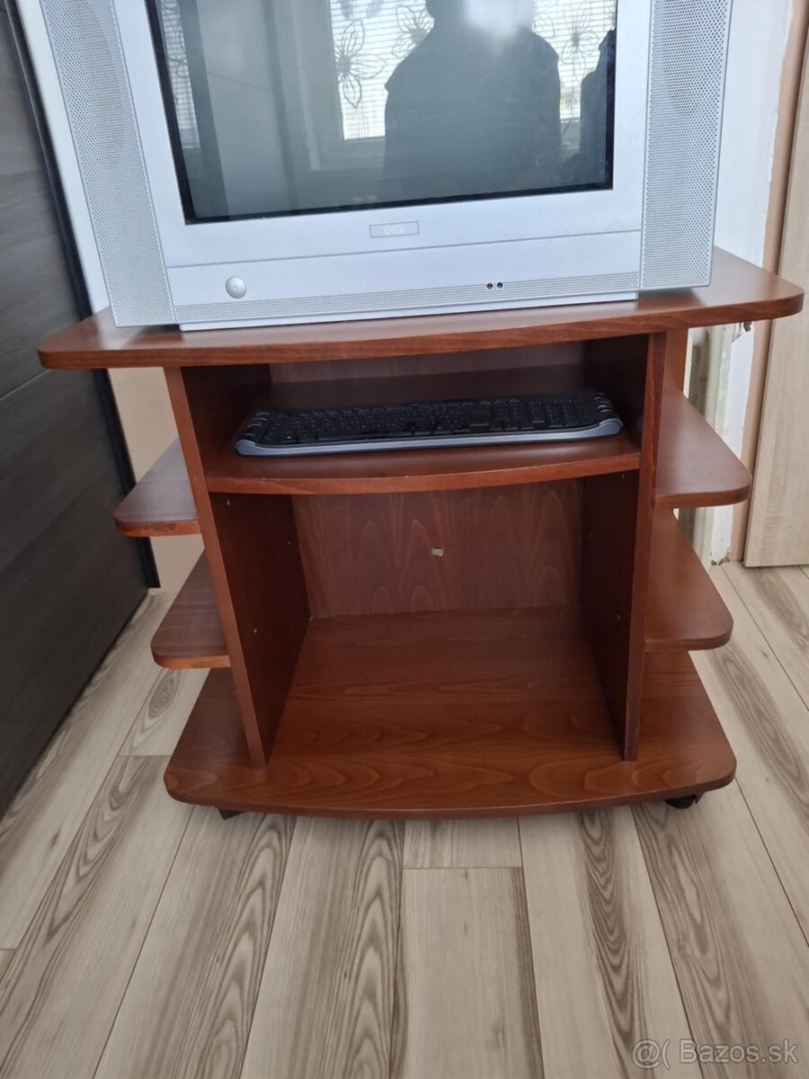 Stolík aj pod televízor - 3