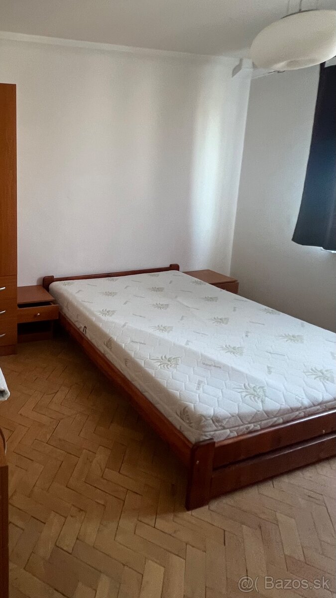 Postel, matrac, 2x nocny stolik - 3