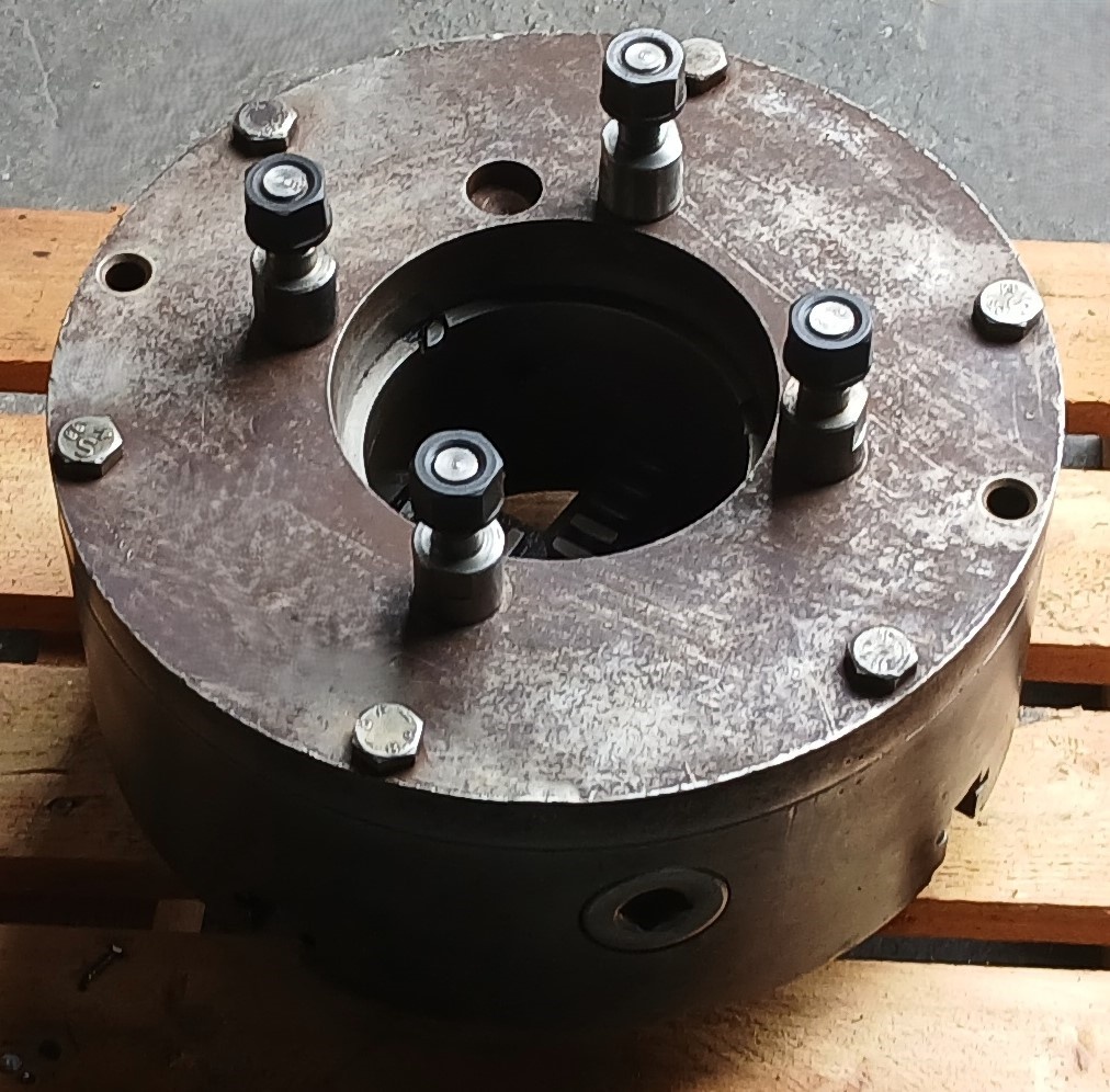 Na predaj 4-čeľusťová univerzála 315 mm na sústruh - 3