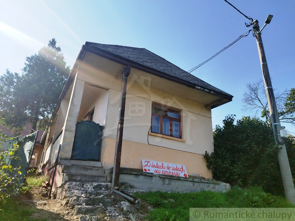 Z časti rekonštruovaný gazdovský dom v obci Hrušov - 3