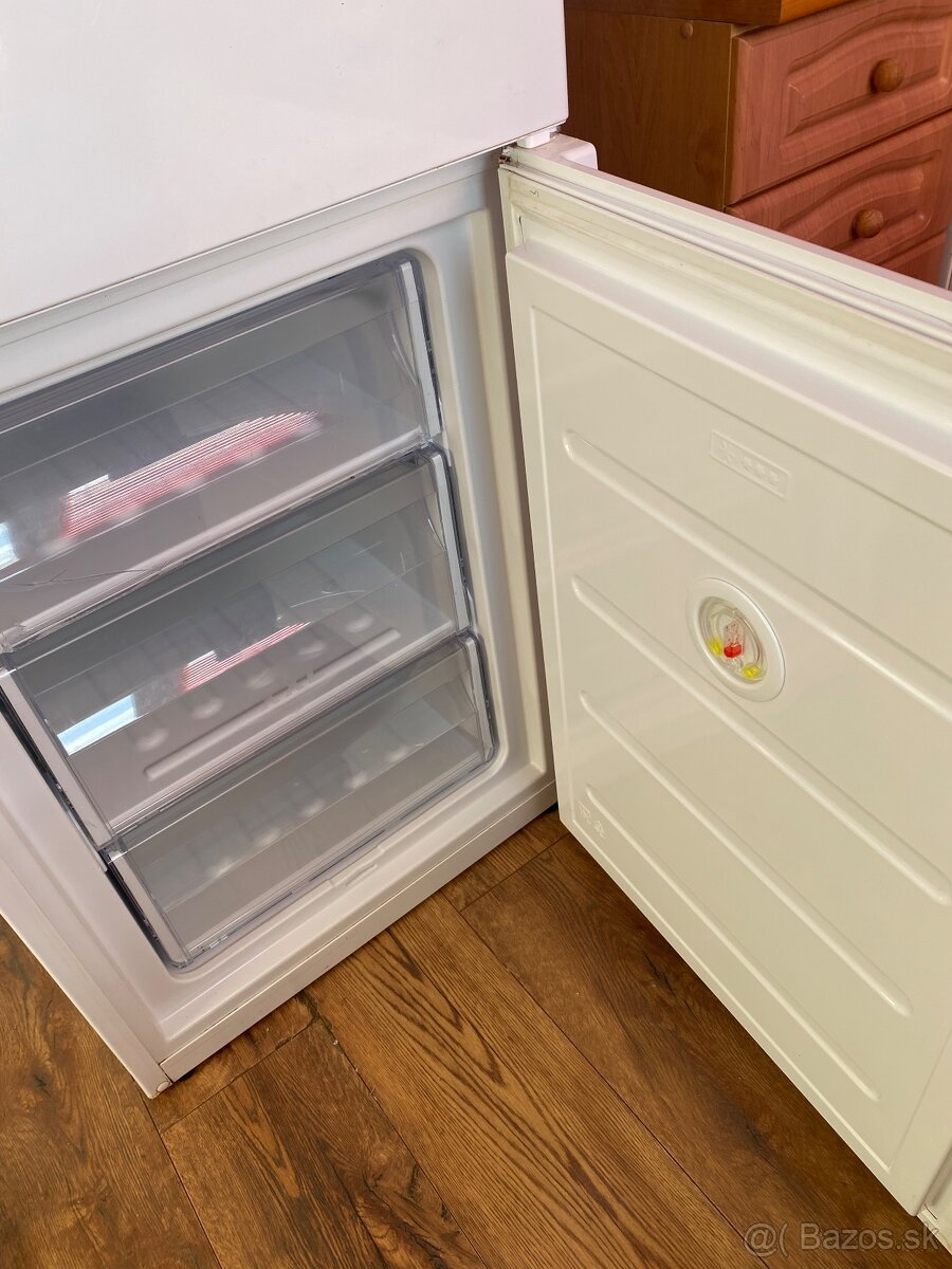 Chladnicka s mraznickou indesit - 3