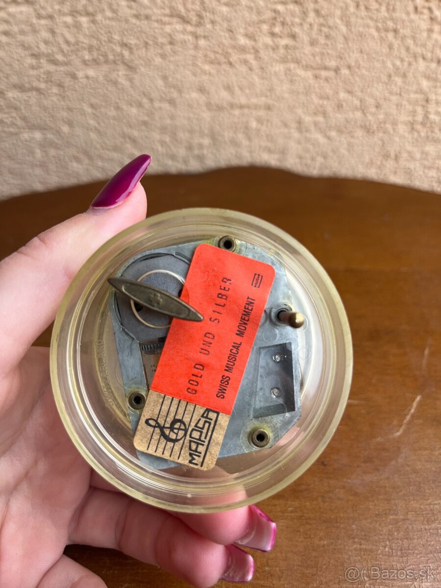 Hracia skrinka s vyšívaným kvetinovým motívom - 3