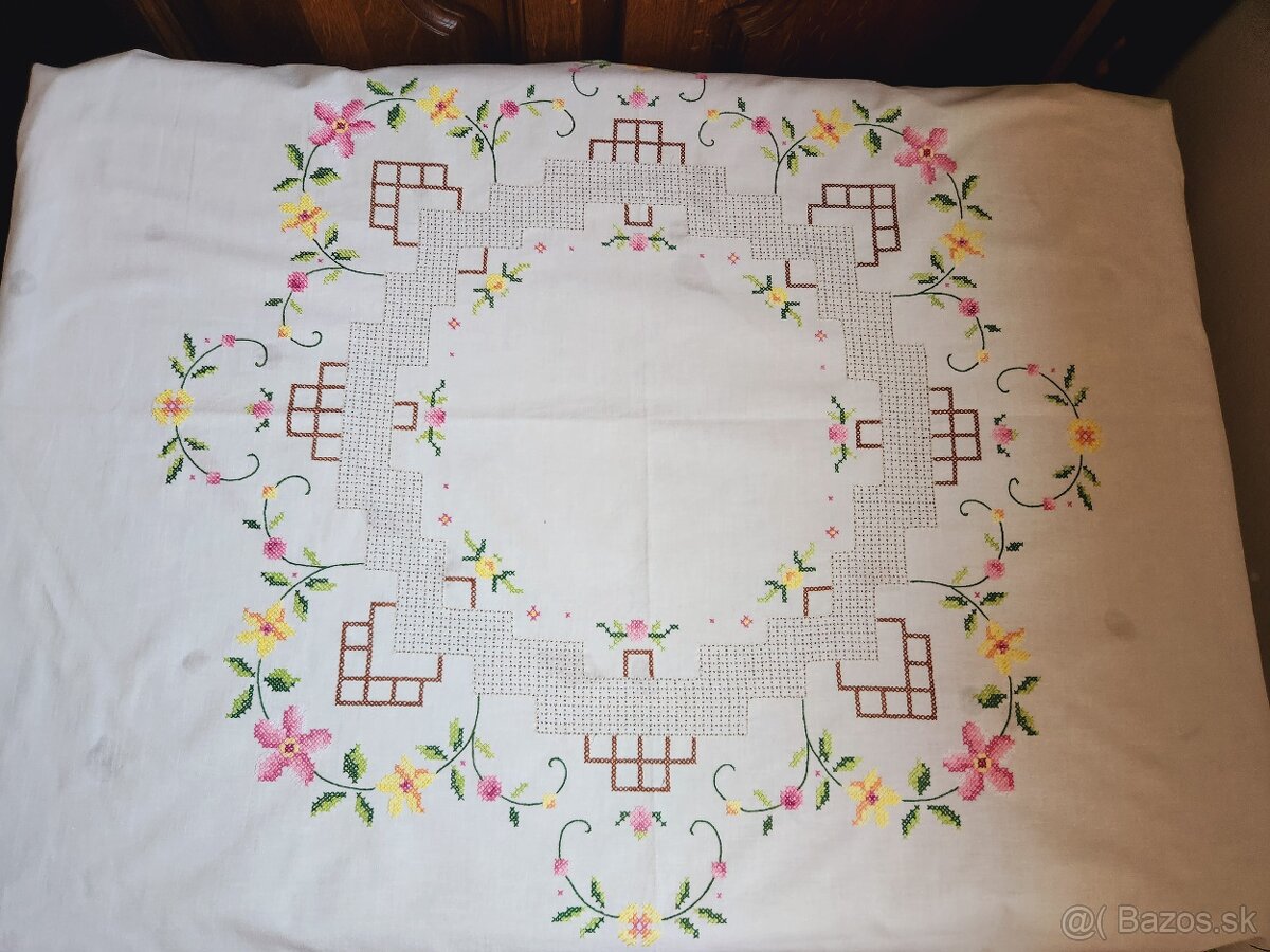 Krásny maslovy kruh zdobený výšivkou ružových a žltých kveto - 3