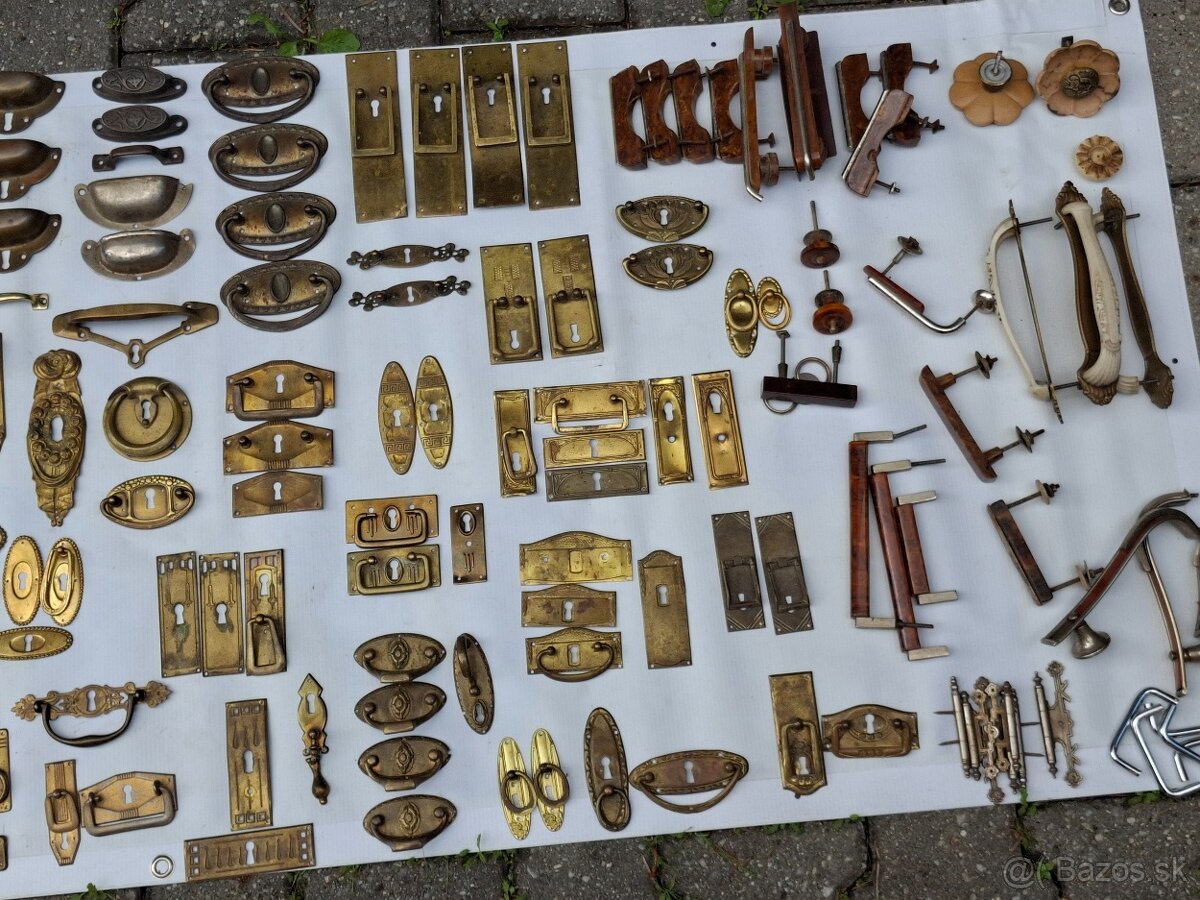 STAROŽITNÉ KOVANIA NA NÁBYTOK - 3