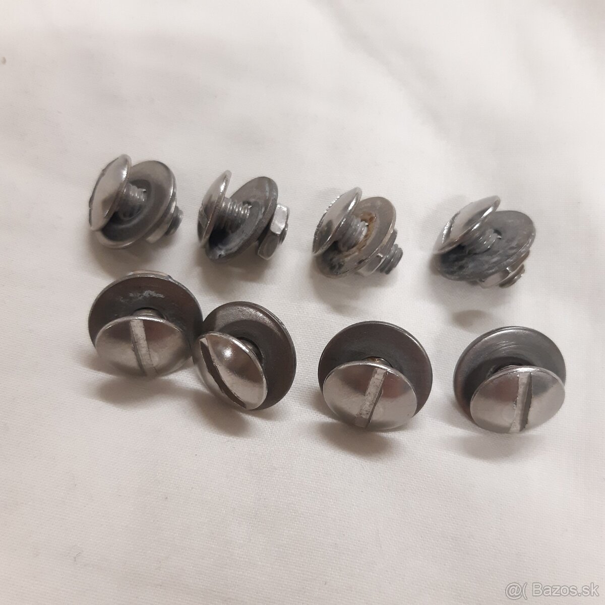 Skrutky na backplate - 3