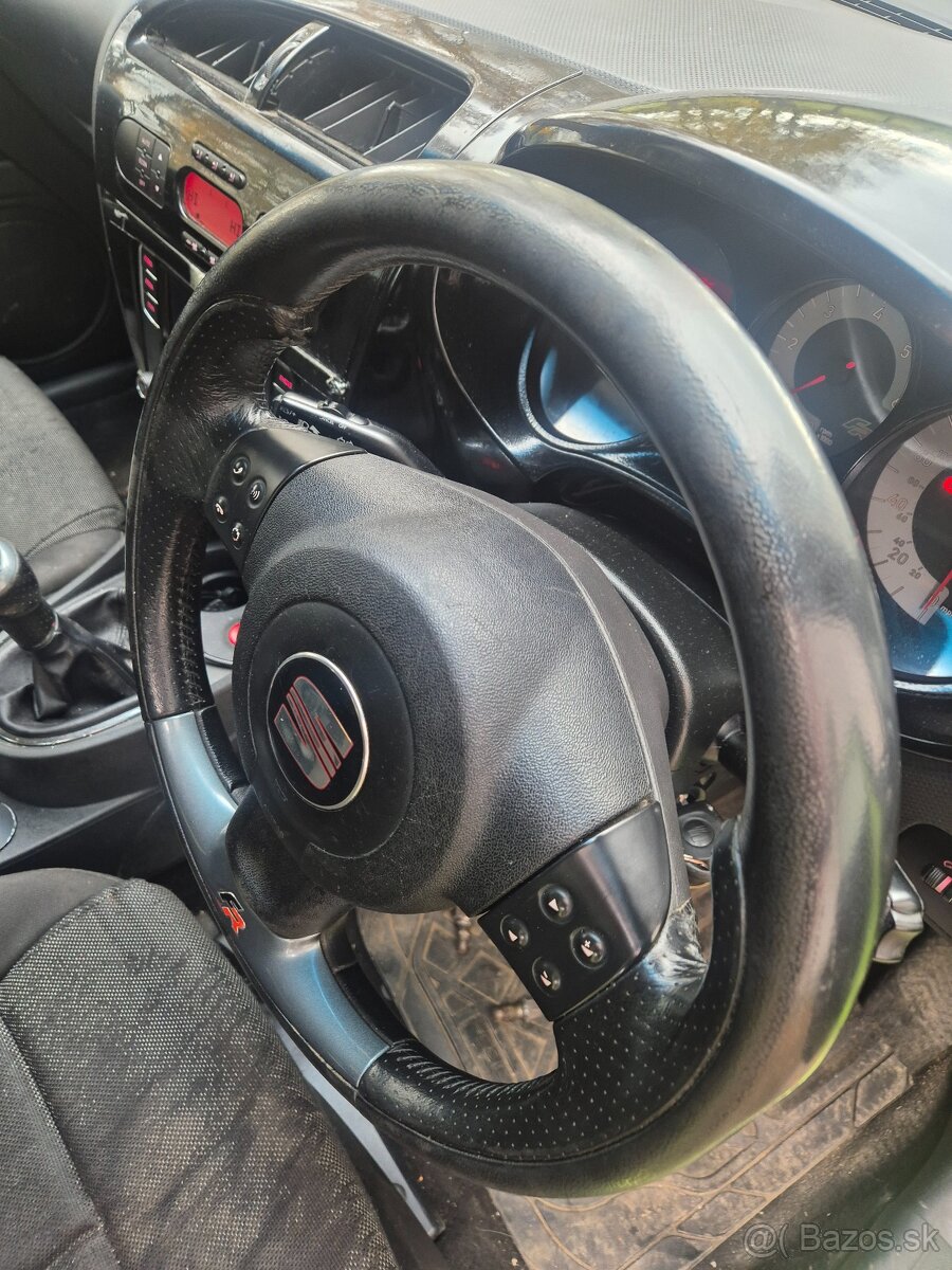 Predám trojramenny kožený volant s airbagom pre Seat leon FR - 3
