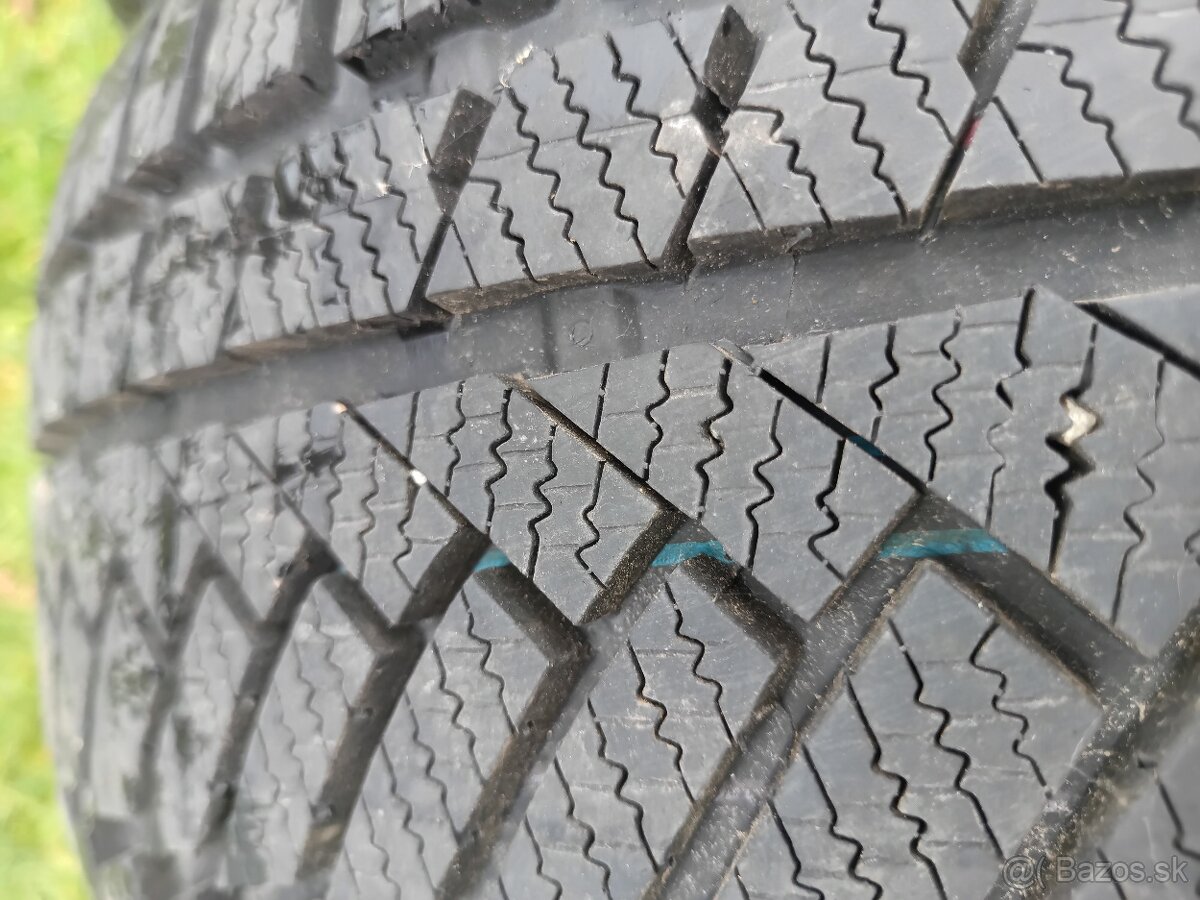 4x zimné 235/45 r17 - 3