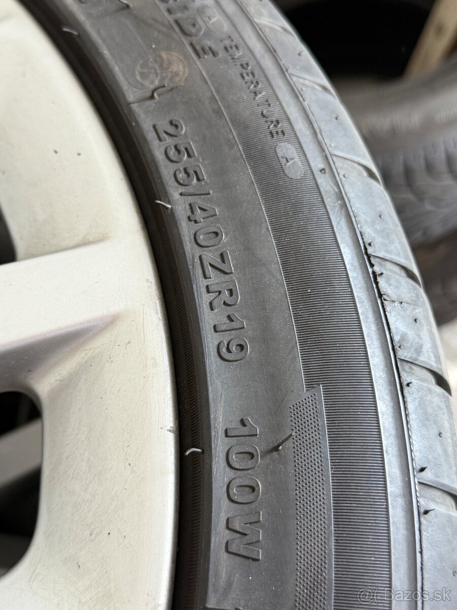 255/40/19 - 3