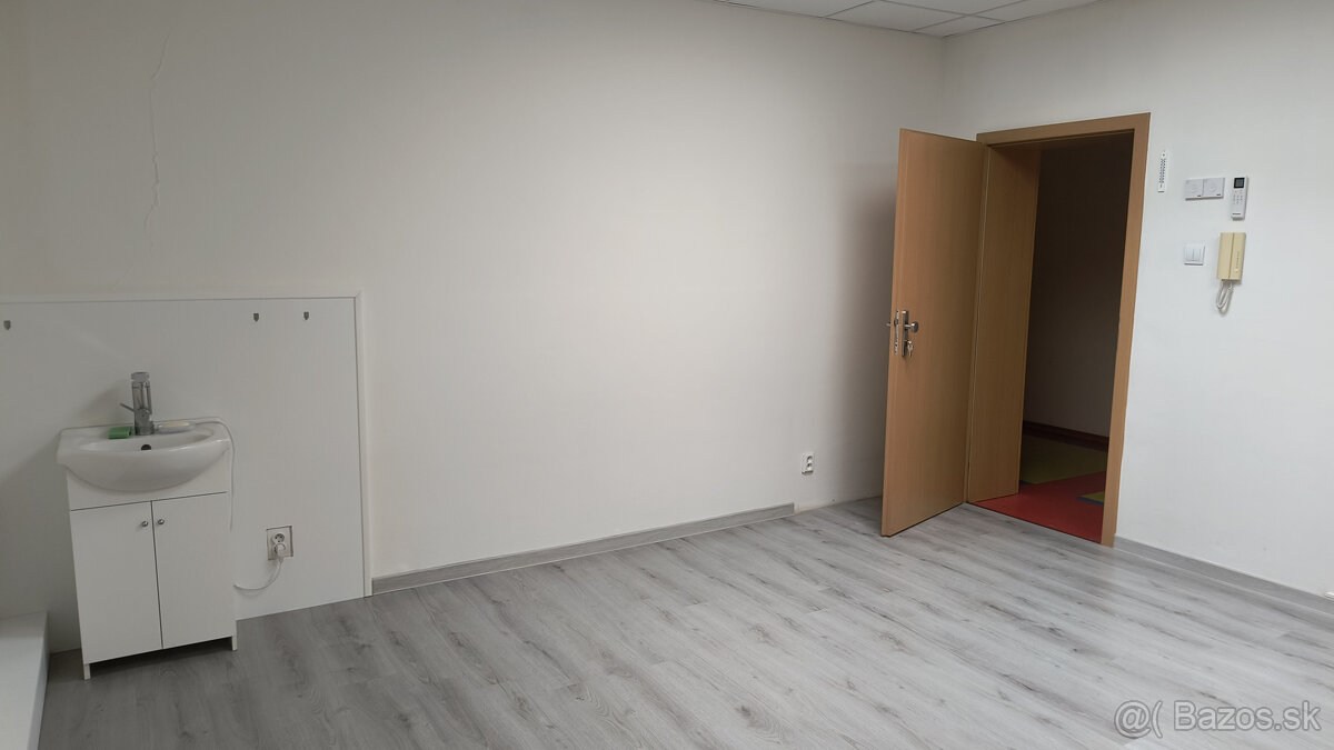 Kancelária 19 m2 v biznis centre na Severe - 3