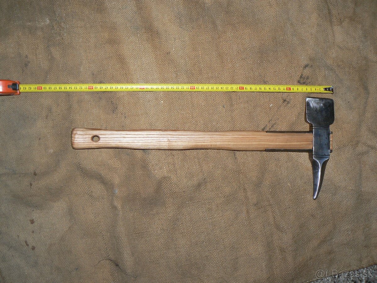 Staré hasičské,požární věci-plaketa a odznak-sekerka - 3