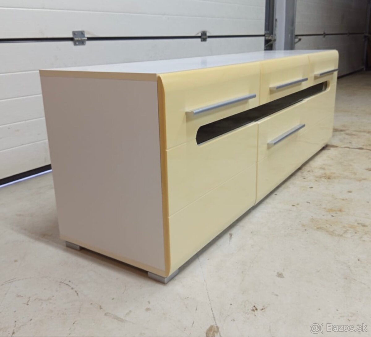 Skrinka pod televízor - 3