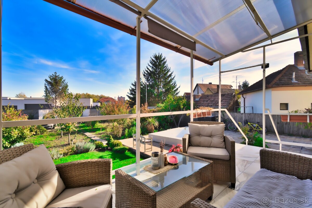 Rodinný dom s dvoma bytmi, 2 garáže, záhrada, bazén, DS - 3