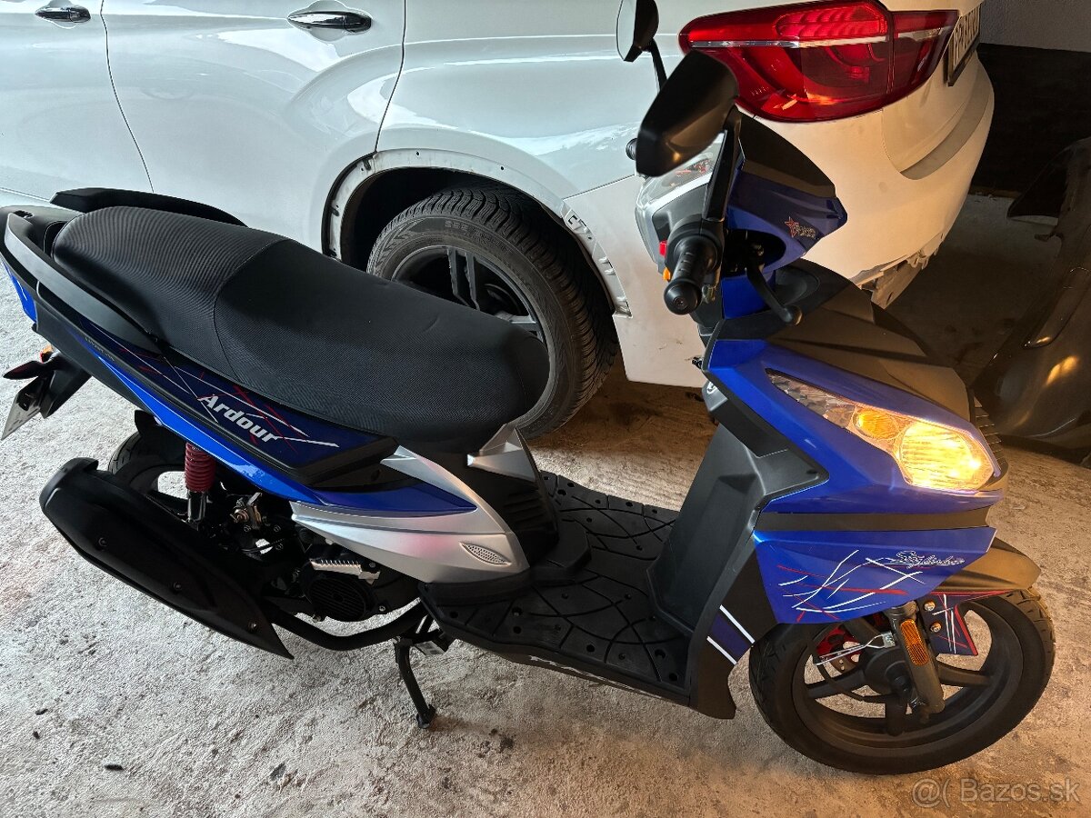 Skuter Maxom 125 NOVY - 3