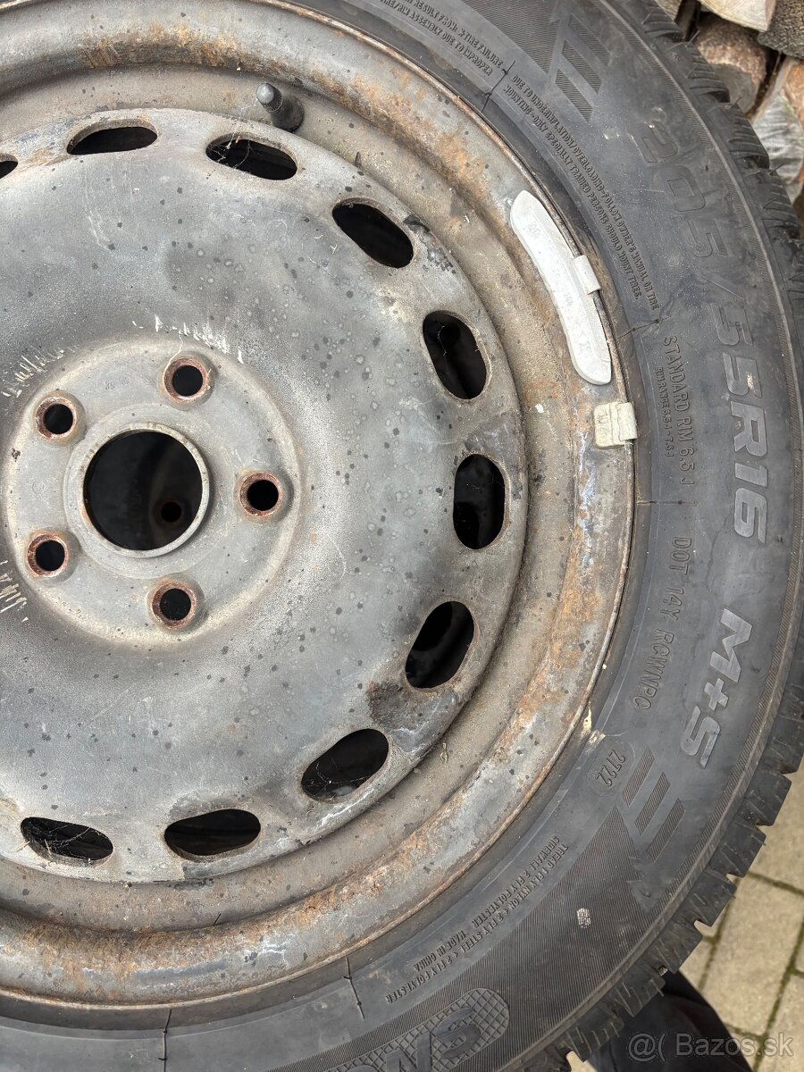Predám zimné pneumatiky a plecháče Audi r16 - 3