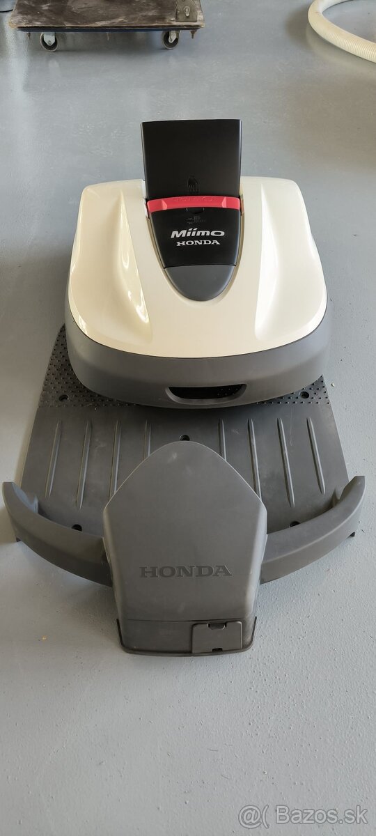málo použivaná Robotická kosačka zn. HONDA HRM520 Míimo - 3