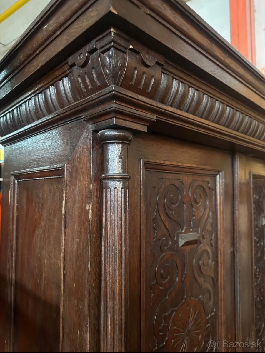 Starožitná rezbovaná skriňa - 3
