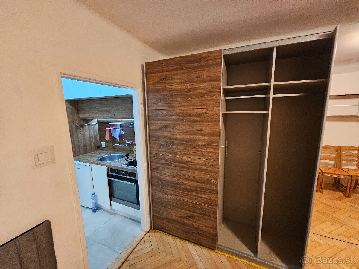 Šatníková skriňa - 3