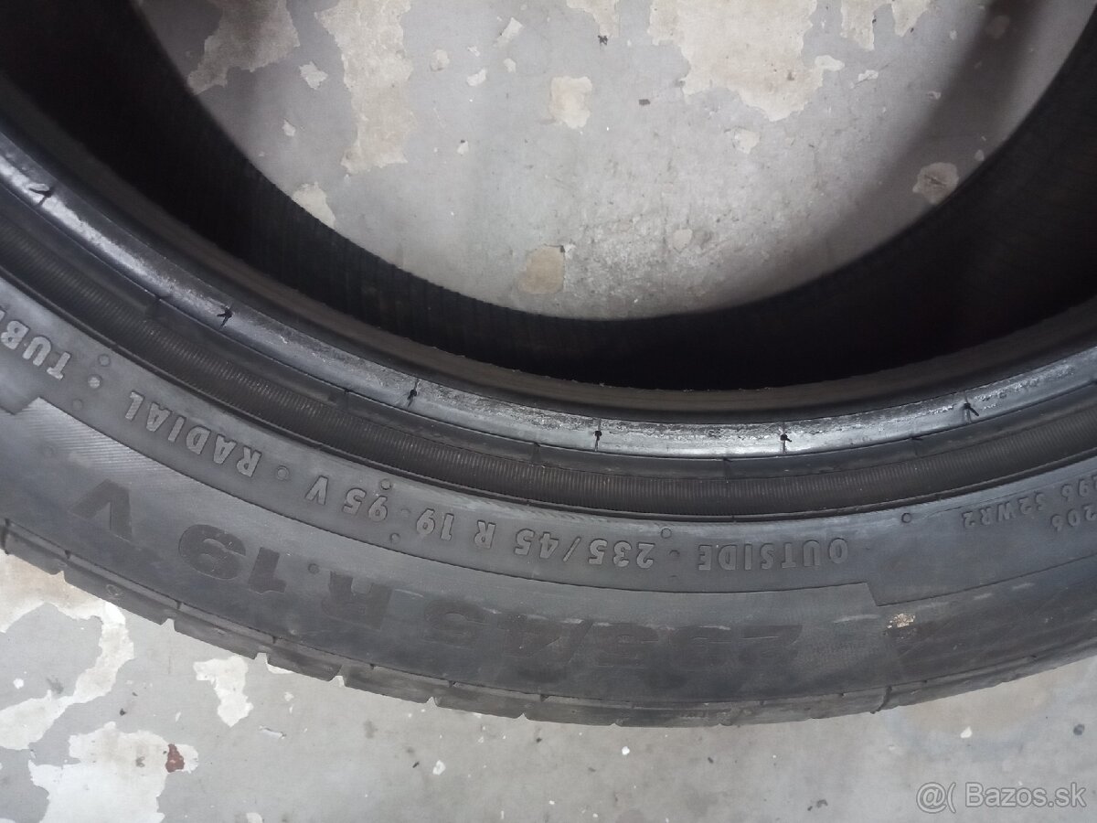 235/45R19 - 3