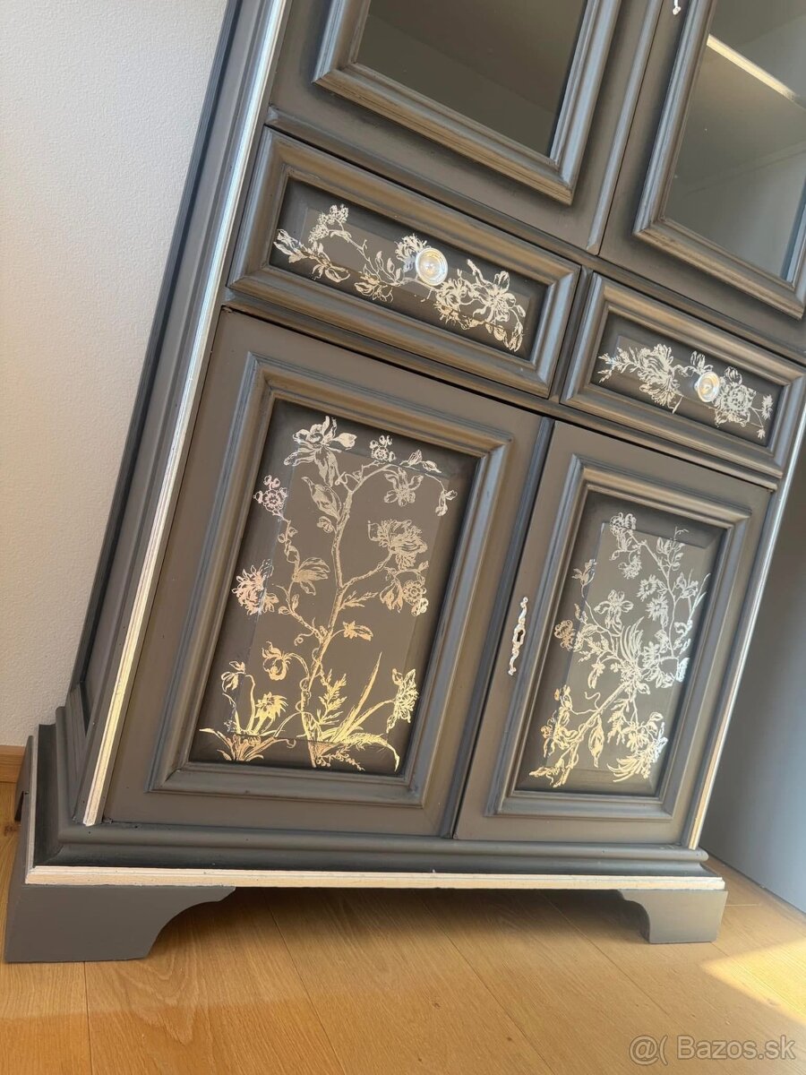 Redizajnovaná vitrínová knižnička - 3