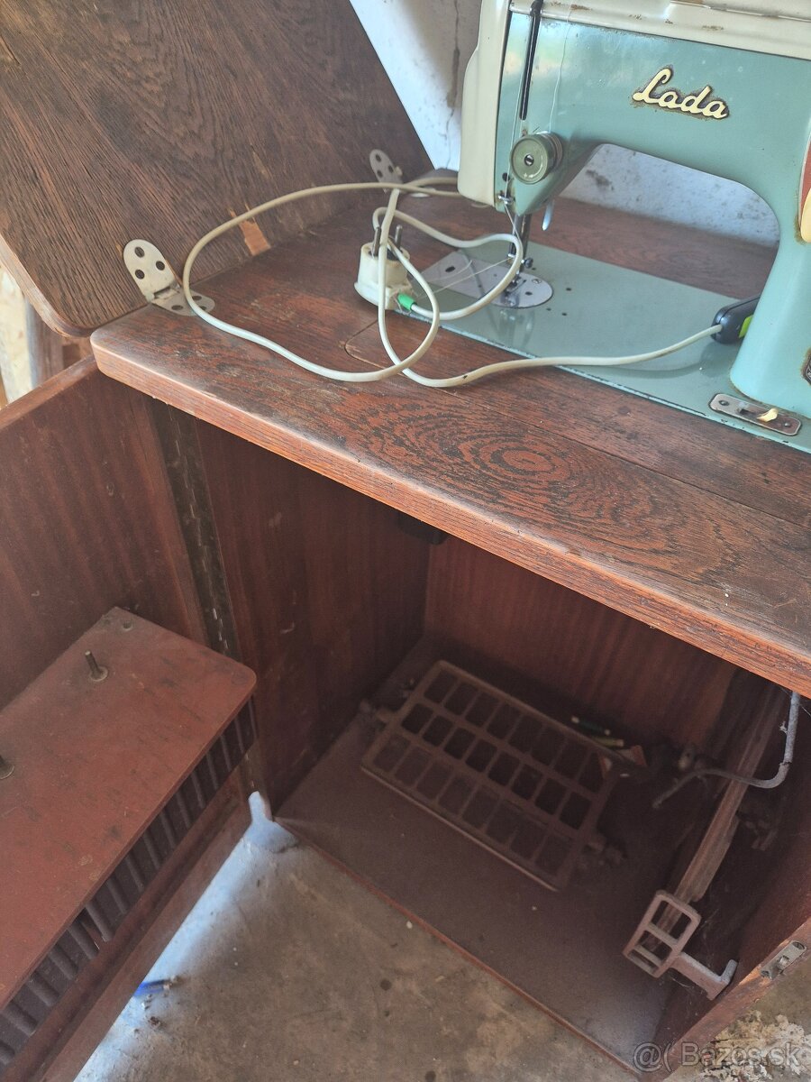 Predám starožitný šijací stroj Lada - 3