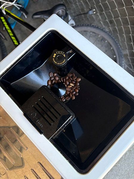 DeLonghi kavovar biely - 3