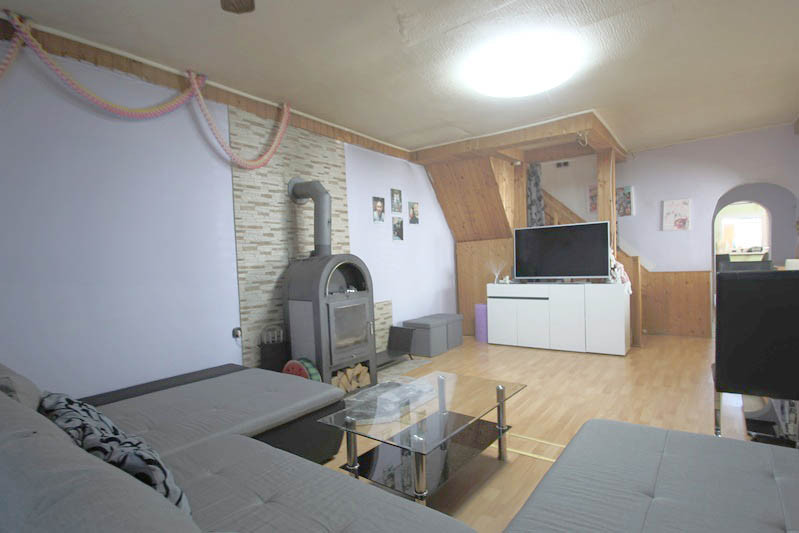 REI PREMIUM - Priestranný rodinný dom po rekonštrukcii s krb - 3