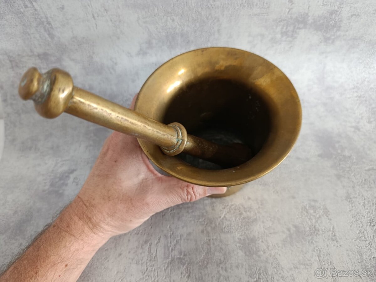 Starý mosazný mažiar s tloukem a erbem - 3