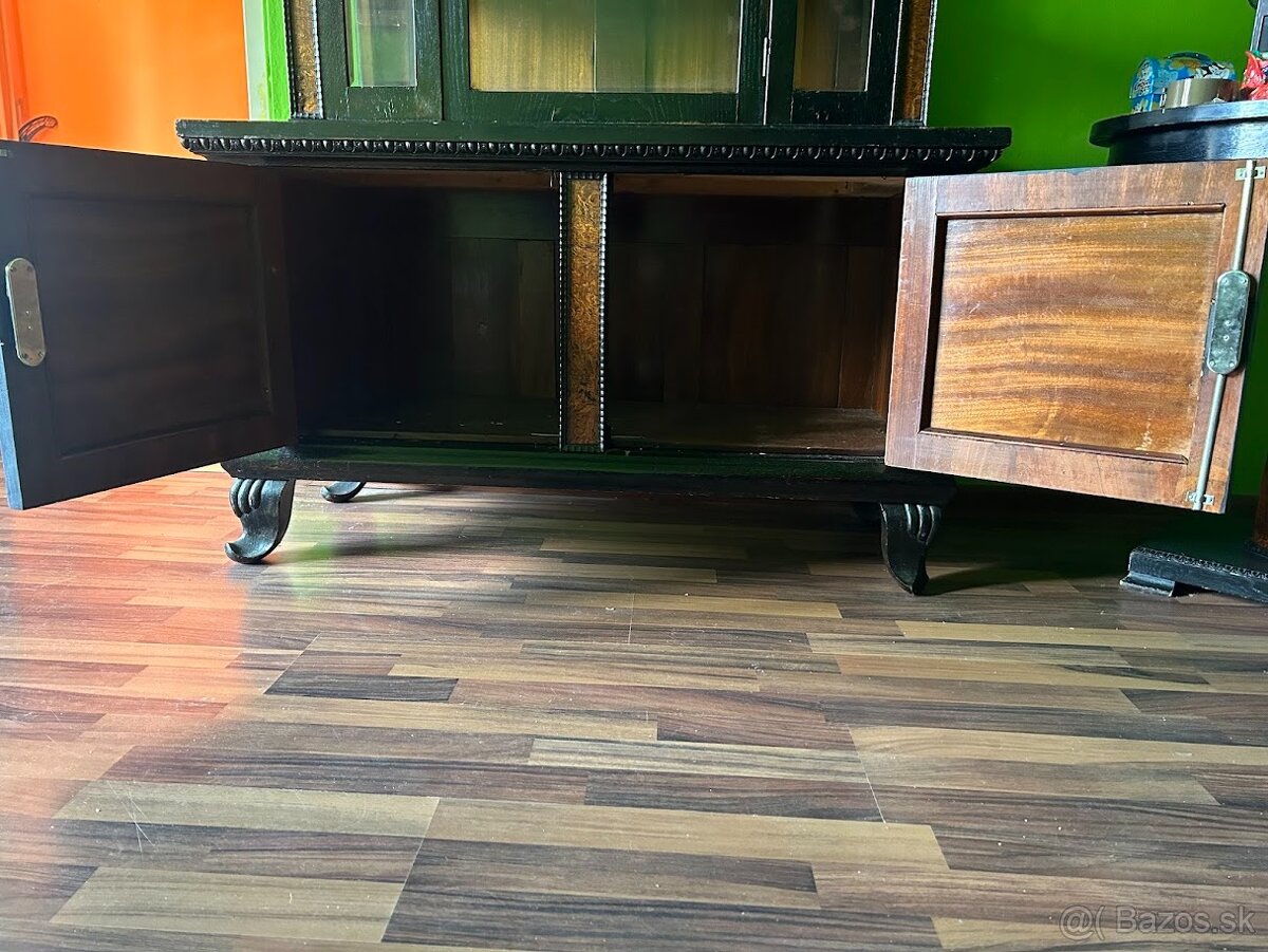 100-rocny nábytok do jedalne - 3