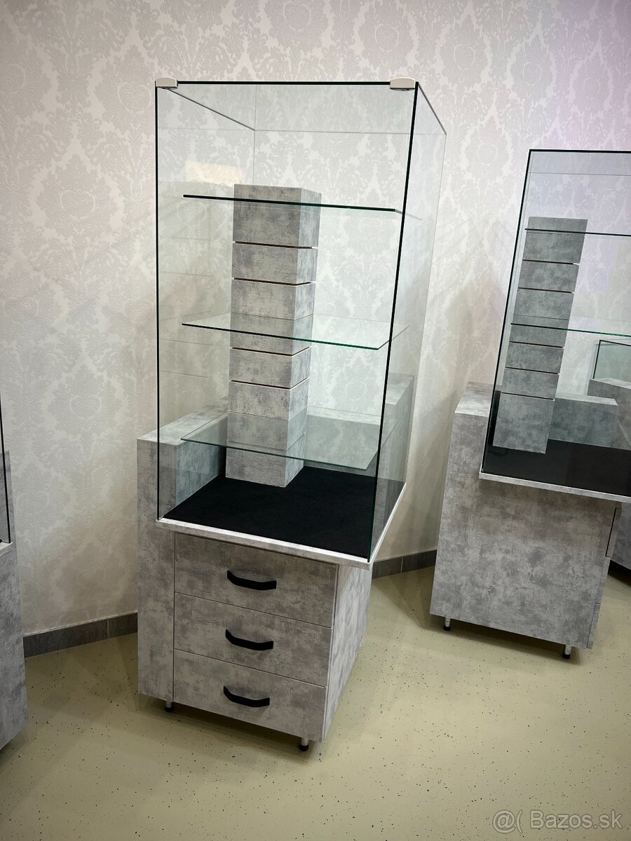 Predám zrenovované výstavné vitríny - 3